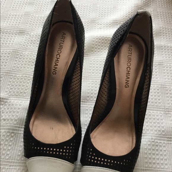 Women’s designer white and black heels. - Picture 5 of 7